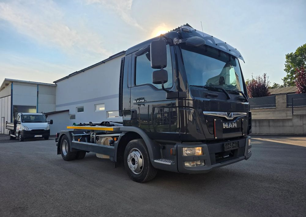 MAN TGL 12.250 nowe urządzenie hakowe SKIBICKI HKS 8/3300 ATEGO / TGM - Horgos rakodó teherautó: 1 kép. MAN TGL 12.250 nowe urządzenie hakowe SKIBICKI HKS 8/3300 ATEGO / TGM - Horgos rakodó teherautó: 1 kép.