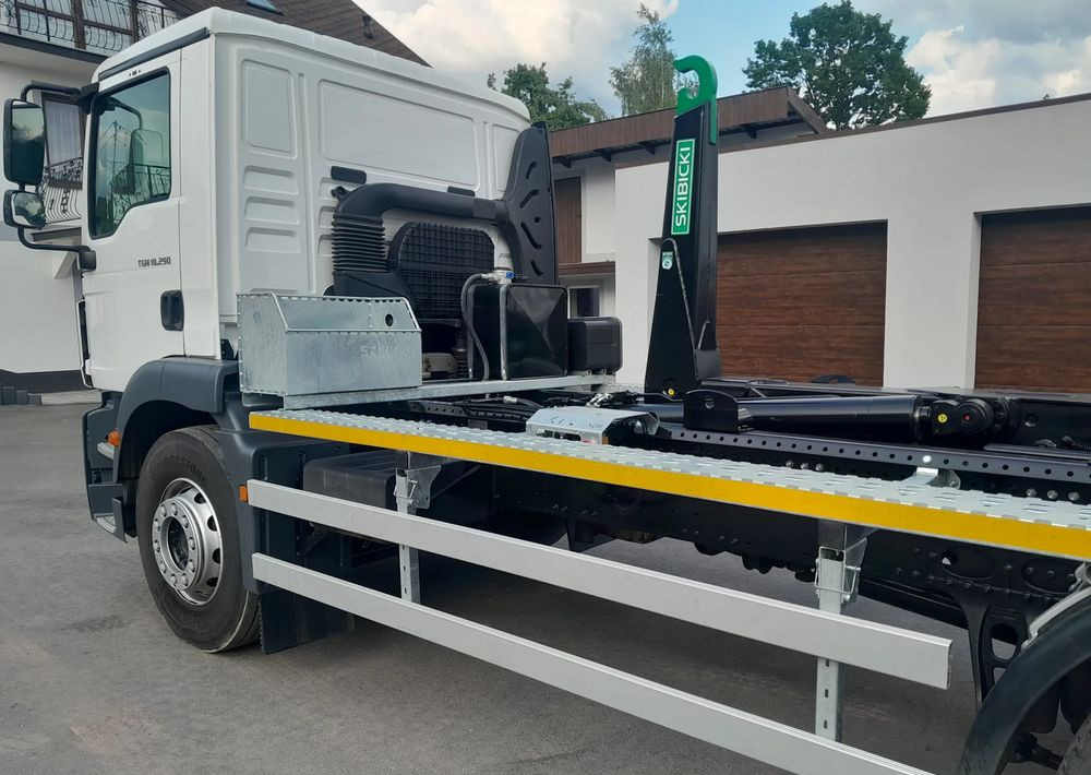 MAN TGM 18.290 - Horgos rakodó teherautó: 4 kép. MAN TGM 18.290 - Horgos rakodó teherautó: 4 kép.
