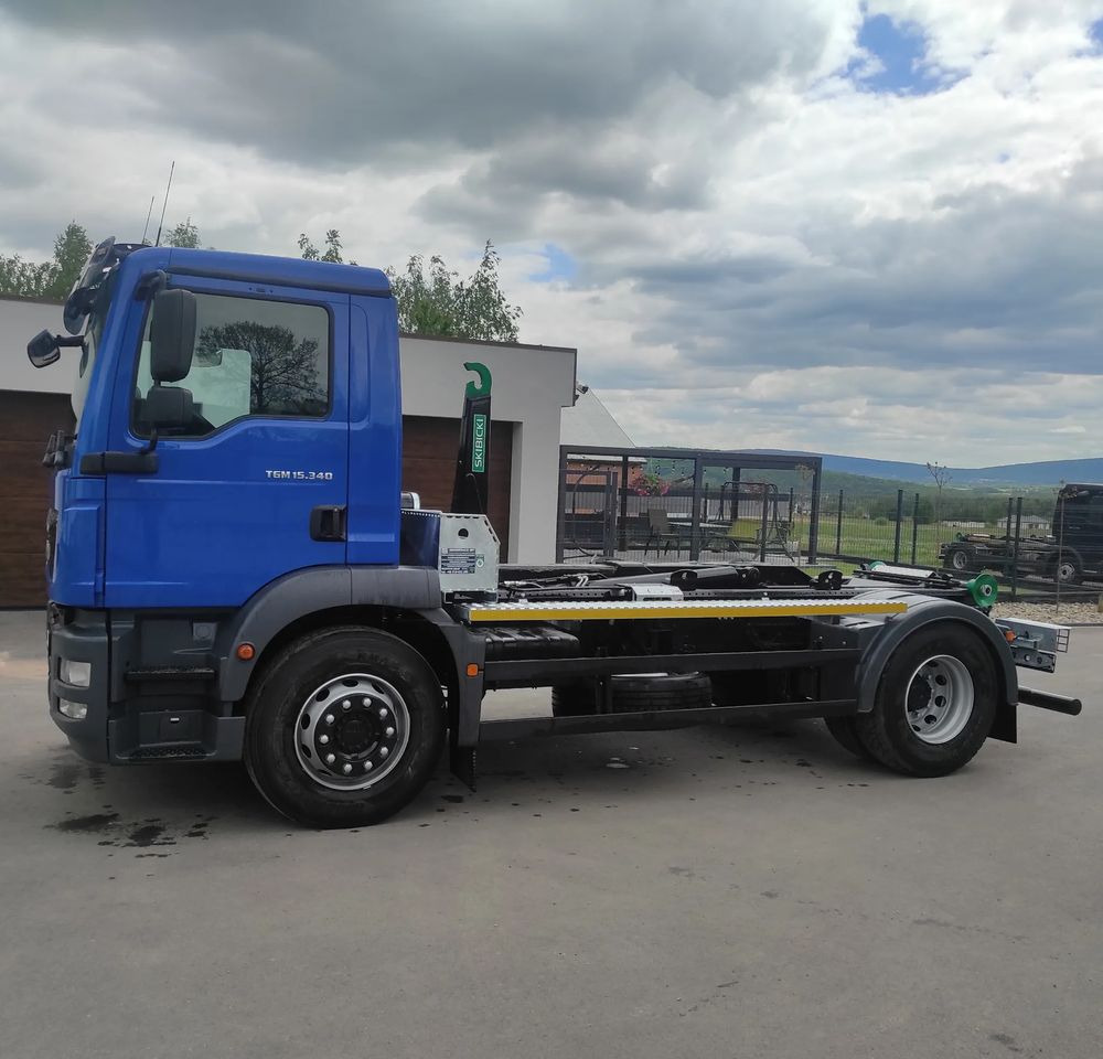 MAN TGM 18.340 urządzenie hakowe AXOR - Horgos rakodó teherautó: 1 kép. MAN TGM 18.340 urządzenie hakowe AXOR - Horgos rakodó teherautó: 1 kép.