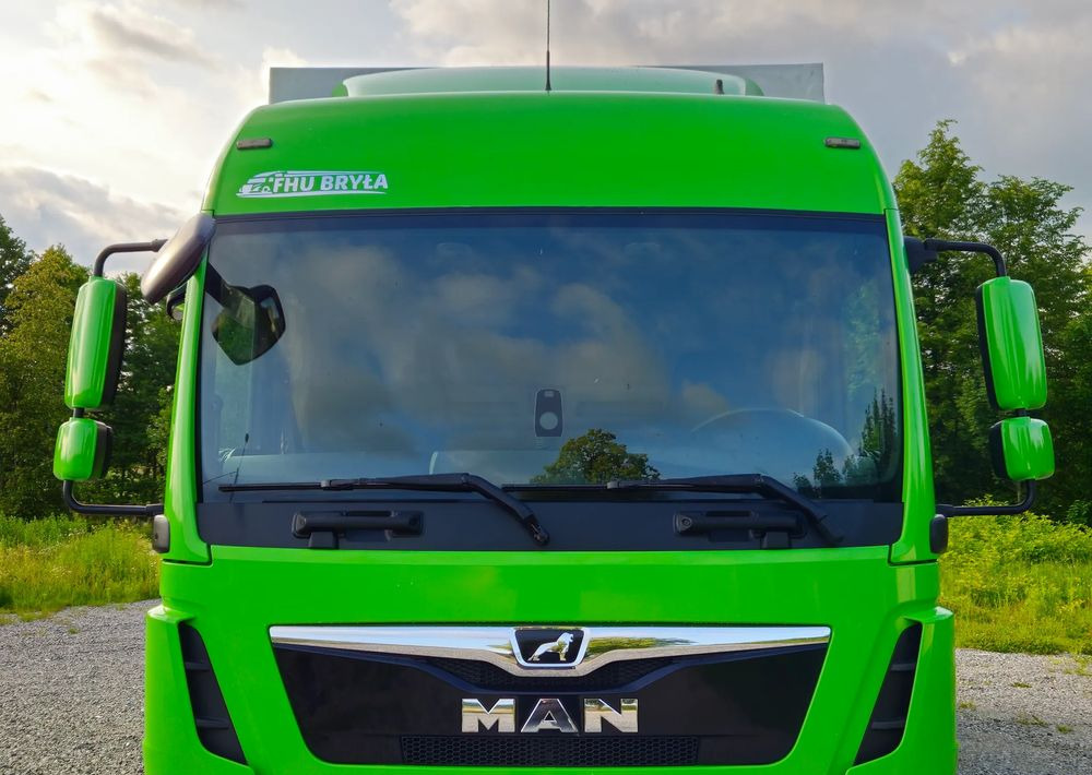 MAN TGL12.250/E6/20PALET/10.2018/SERWISOWANY/NISKI PRZEBIEG/WINDA/FIRANKA//JAK NOWY/SERWISOWANY - Ponyvás teherautó: 4 kép. MAN TGL12.250/E6/20PALET/10.2018/SERWISOWANY/NISKI PRZEBIEG/WINDA/FIRANKA//JAK NOWY/SERWISOWANY - Ponyvás teherautó: 4 kép.