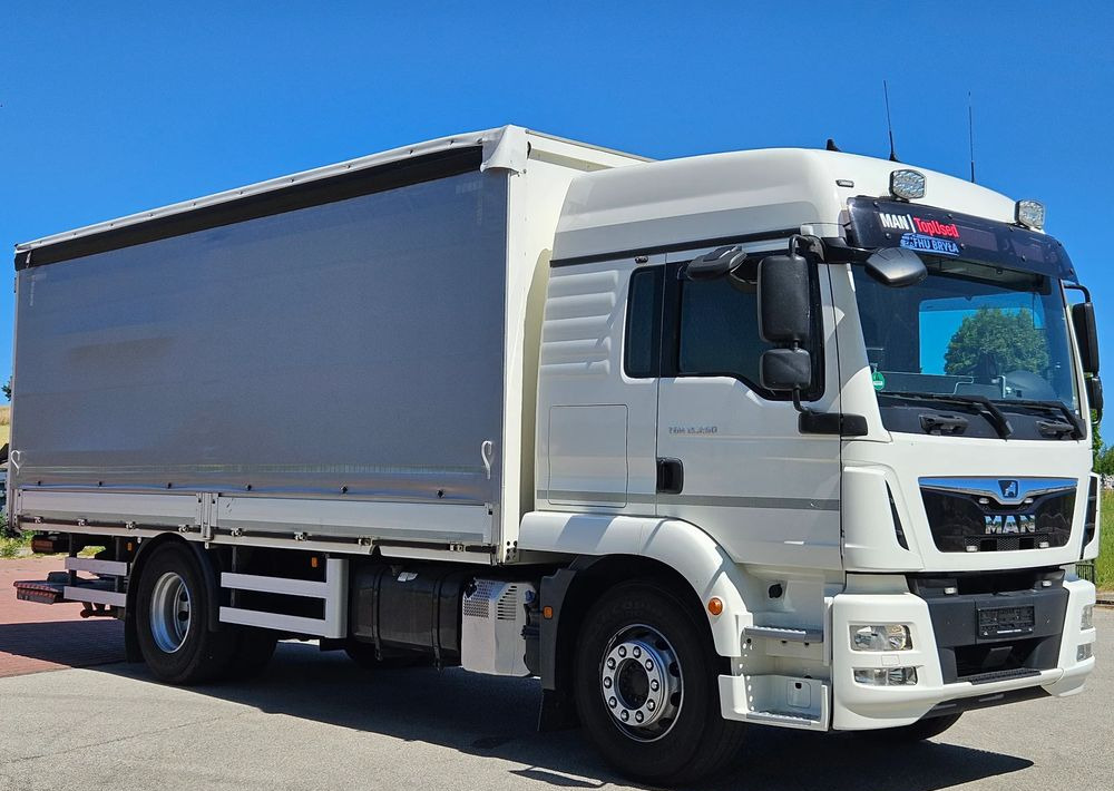 MAN TGM 15.290/E6/FIRANKA/BURTO-FIRANKA/SZKOŁA JAZDY/MAŁY ROZSTAW OSI/16PALET/WINDA/NISKI PRZEBIEG/2019/SERWISOWANY/JAK NOWY - Ponyvás teherautó: 2 kép. MAN TGM 15.290/E6/FIRANKA/BURTO-FIRANKA/SZKOŁA JAZDY/MAŁY ROZSTAW OSI/16PALET/WINDA/NISKI PRZEBIEG/2019/SERWISOWANY/JAK NOWY - Ponyvás teherautó: 2 kép.