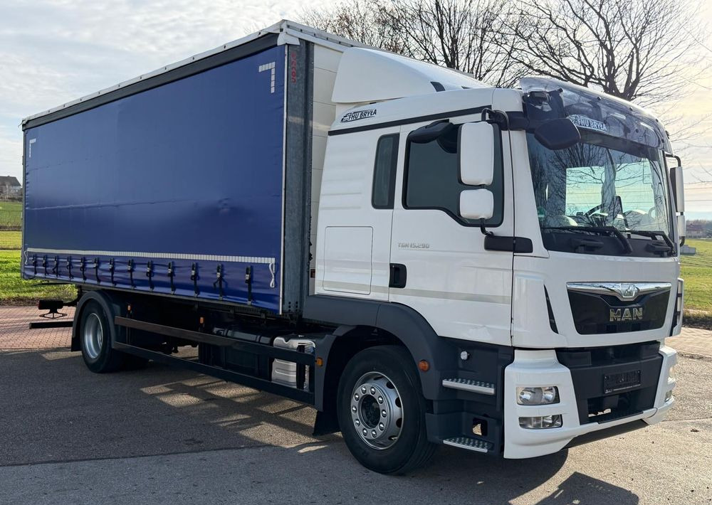 MAN TGM 15.290 / FIRANKA / 2016R / KLIMA POSTOJOWA /SPROWADZONY/ 8T ŁADOWNOŚĆ / 17 PALET / E6 / WINDA / - Ponyvás teherautó: 2 kép. MAN TGM 15.290 / FIRANKA / 2016R / KLIMA POSTOJOWA /SPROWADZONY/ 8T ŁADOWNOŚĆ / 17 PALET / E6 / WINDA / - Ponyvás teherautó: 2 kép.