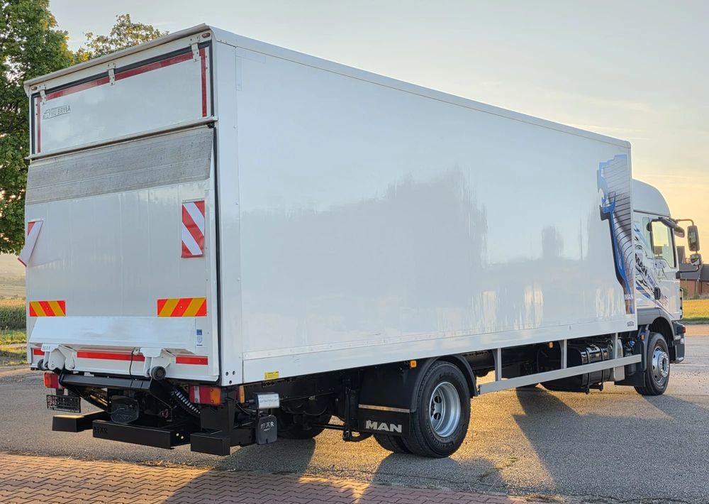 MAN TGM 15.290 / TGL / KONTENER / IZOTERMA / WINDA / KLIMA POSTOJOWA / 2019R / EURO 6 / PEŁEN SERWIS / 8200KG ŁADOWNOŚĆ / SPROWADZONY / ZADBANY / JAK NOWY / KSIĄŻKA SERWISOWA / E6 / 18 PALET - Dobozos felépítményű teherautó: 3 kép. MAN TGM 15.290 / TGL / KONTENER / IZOTERMA / WINDA / KLIMA POSTOJOWA / 2019R / EURO 6 / PEŁEN SERWIS / 8200KG ŁADOWNOŚĆ / SPROWADZONY / ZADBANY / JAK NOWY / KSIĄŻKA SERWISOWA / E6 / 18 PALET - Dobozos felépítményű teherautó: 3 kép.