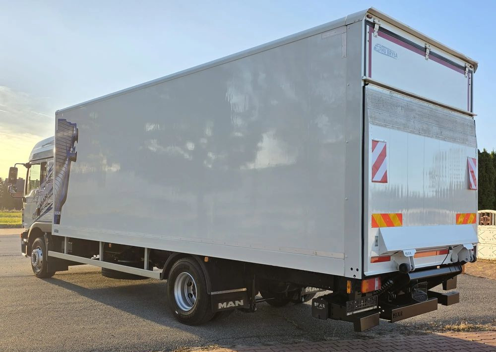 MAN TGM 15.290 / TGL / KONTENER / IZOTERMA / WINDA / KLIMA POSTOJOWA / 2019R / EURO 6 / PEŁEN SERWIS / 8200KG ŁADOWNOŚĆ / SPROWADZONY / ZADBANY / JAK NOWY / KSIĄŻKA SERWISOWA / E6 / 18 PALET - Dobozos felépítményű teherautó: 4 kép. MAN TGM 15.290 / TGL / KONTENER / IZOTERMA / WINDA / KLIMA POSTOJOWA / 2019R / EURO 6 / PEŁEN SERWIS / 8200KG ŁADOWNOŚĆ / SPROWADZONY / ZADBANY / JAK NOWY / KSIĄŻKA SERWISOWA / E6 / 18 PALET - Dobozos felépítményű teherautó: 4 kép.