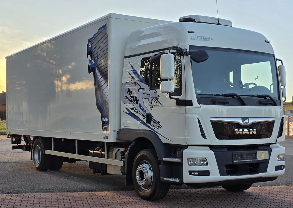 MAN TGM 15.290 / TGL / KONTENER / IZOTERMA / WINDA / KLIMA POSTOJOWA / 2019R / EURO 6 / PEŁEN SERWIS / 8200KG ŁADOWNOŚĆ / SPROWADZONY / ZADBANY / JAK NOWY / KSIĄŻKA SERWISOWA / E6 / 18 PALET - Dobozos felépítményű teherautó: 1 kép. MAN TGM 15.290 / TGL / KONTENER / IZOTERMA / WINDA / KLIMA POSTOJOWA / 2019R / EURO 6 / PEŁEN SERWIS / 8200KG ŁADOWNOŚĆ / SPROWADZONY / ZADBANY / JAK NOWY / KSIĄŻKA SERWISOWA / E6 / 18 PALET - Dobozos felépítményű teherautó: 1 kép.