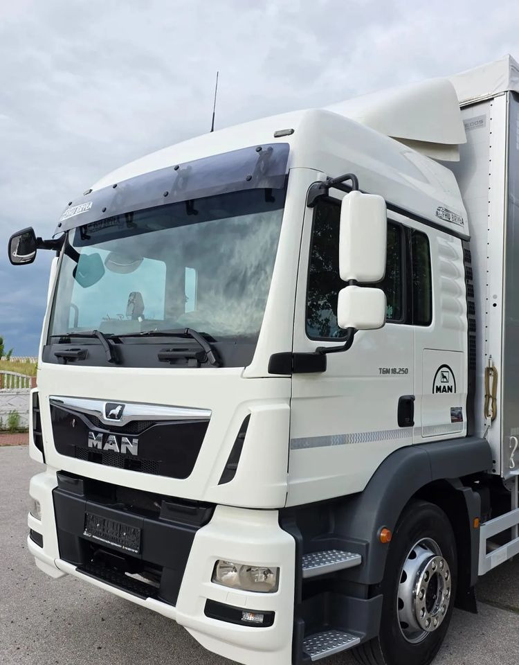 MAN TGM 18.290 / 18.250 /E6 / 22 PALETY / AUTOMAT / ZSUWANY DACH ORAZ BOKI / 9700 ŁADOWNOŚĆ / SERWISOWANY / NISKI PRZEBIEG / WINDA / FIRANKA / SPROWADZONY / 2019 / 335 TYŚ PRZEBIEG / PIERWSZY WŁAŚCIC - Ponyvás teherautó: 5 kép. MAN TGM 18.290 / 18.250 /E6 / 22 PALETY / AUTOMAT / ZSUWANY DACH ORAZ BOKI / 9700 ŁADOWNOŚĆ / SERWISOWANY / NISKI PRZEBIEG / WINDA / FIRANKA / SPROWADZONY / 2019 / 335 TYŚ PRZEBIEG / PIERWSZY WŁAŚCIC - Ponyvás teherautó: 5 kép.