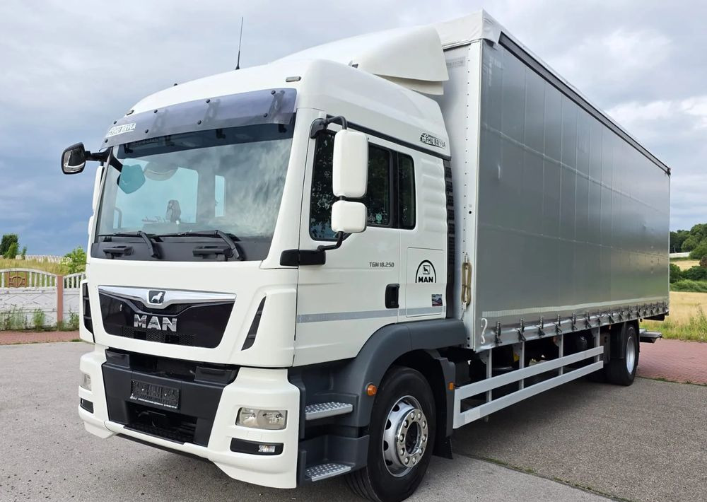 MAN TGM 18.290 / 18.250 /E6 / 22 PALETY / AUTOMAT / ZSUWANY DACH ORAZ BOKI / 9700 ŁADOWNOŚĆ / SERWISOWANY / NISKI PRZEBIEG / WINDA / FIRANKA / SPROWADZONY / 2019 / 335 TYŚ PRZEBIEG / PIERWSZY WŁAŚCIC - Ponyvás teherautó: 1 kép. MAN TGM 18.290 / 18.250 /E6 / 22 PALETY / AUTOMAT / ZSUWANY DACH ORAZ BOKI / 9700 ŁADOWNOŚĆ / SERWISOWANY / NISKI PRZEBIEG / WINDA / FIRANKA / SPROWADZONY / 2019 / 335 TYŚ PRZEBIEG / PIERWSZY WŁAŚCIC - Ponyvás teherautó: 1 kép.
