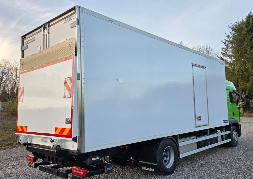 MAN TGM 18.320 / 18.290 / 15.290 / IZOTERMA / WINDA / 19PALET / E6 / 08.2018 / LIFT / SPROWADZONY / AUTOMAT / SYPIALKA / PIERWSZY WŁAŚCICIEL / BOCZNE DRZWI / STAN BARDZO DOBRY - Hűtős teherautó: 4 kép. MAN TGM 18.320 / 18.290 / 15.290 / IZOTERMA / WINDA / 19PALET / E6 / 08.2018 / LIFT / SPROWADZONY / AUTOMAT / SYPIALKA / PIERWSZY WŁAŚCICIEL / BOCZNE DRZWI / STAN BARDZO DOBRY - Hűtős teherautó: 4 kép.