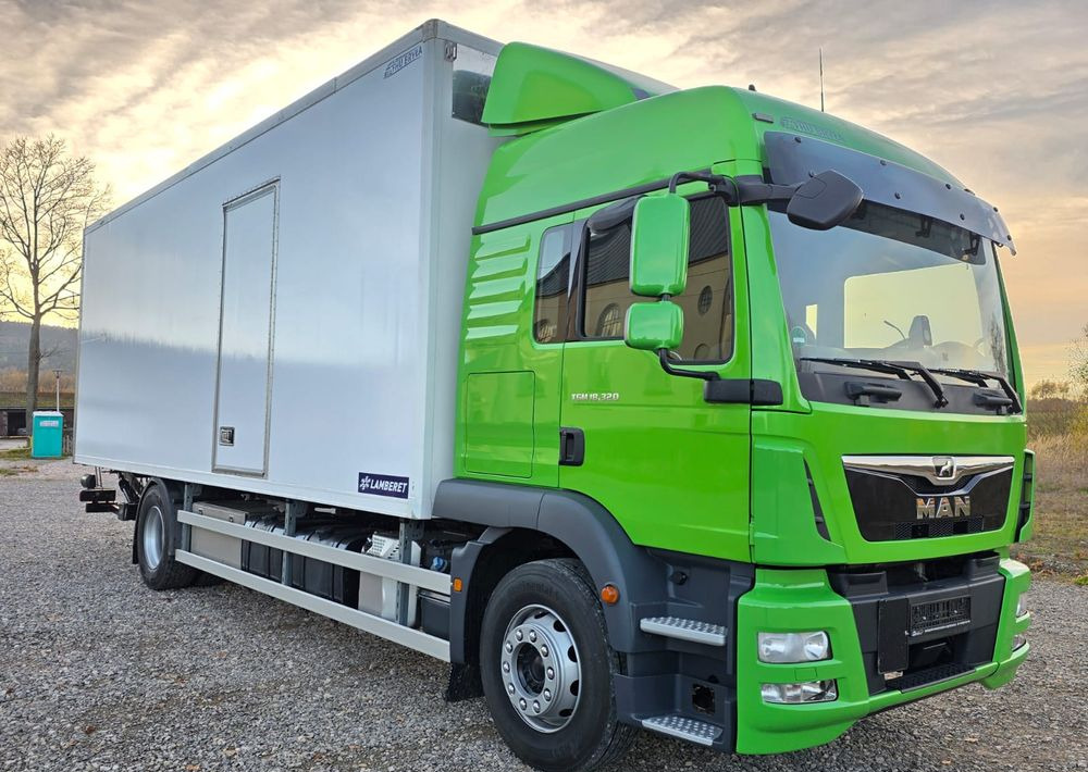 MAN TGM 18.320 / 18.290 / 15.290 / IZOTERMA / WINDA / 19PALET / E6 / 08.2018 / LIFT / SPROWADZONY / AUTOMAT / SYPIALKA / PIERWSZY WŁAŚCICIEL / BOCZNE DRZWI / STAN BARDZO DOBRY - Hűtős teherautó: 2 kép. MAN TGM 18.320 / 18.290 / 15.290 / IZOTERMA / WINDA / 19PALET / E6 / 08.2018 / LIFT / SPROWADZONY / AUTOMAT / SYPIALKA / PIERWSZY WŁAŚCICIEL / BOCZNE DRZWI / STAN BARDZO DOBRY - Hűtős teherautó: 2 kép.