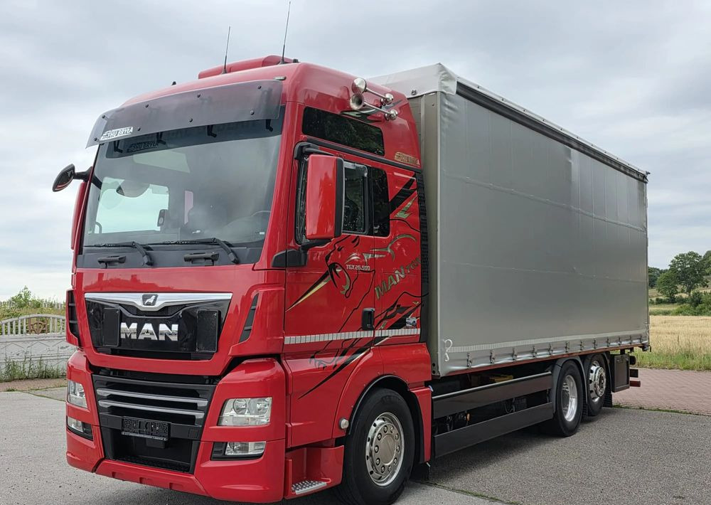 MAN TGX 26.500 / ALUMINIOWE FELGI / LIFT / 6X2 / KLIMA POSTOJOWA / 18PALET / E6 / FIRANKA / 17 TON ŁADOWNOŚĆ / WINDA / NISKI PRZEBIEG / JEDEN WŁAŚCICIEL / PODWIESZANA OŚ - Ponyvás teherautó: 2 kép. MAN TGX 26.500 / ALUMINIOWE FELGI / LIFT / 6X2 / KLIMA POSTOJOWA / 18PALET / E6 / FIRANKA / 17 TON ŁADOWNOŚĆ / WINDA / NISKI PRZEBIEG / JEDEN WŁAŚCICIEL / PODWIESZANA OŚ - Ponyvás teherautó: 2 kép.