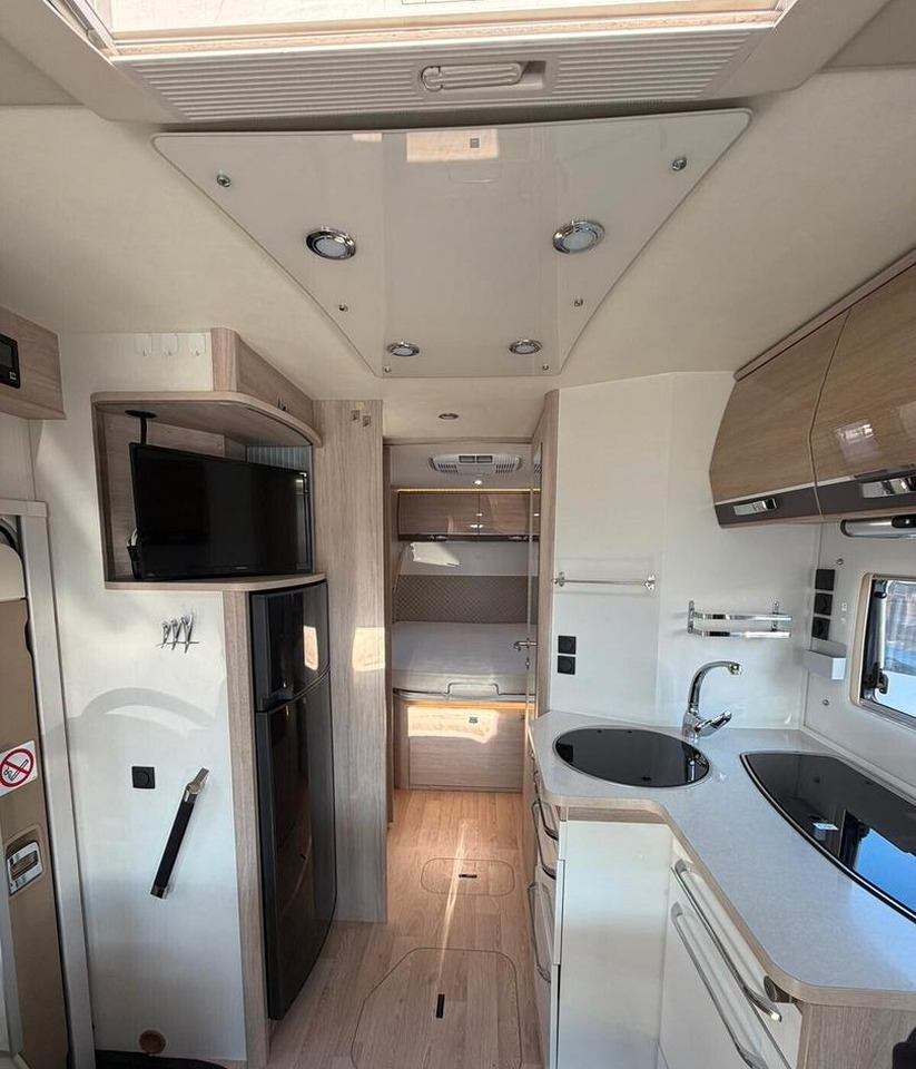 - Lakóautó: 5 kép. - Lakóautó: 5 kép.