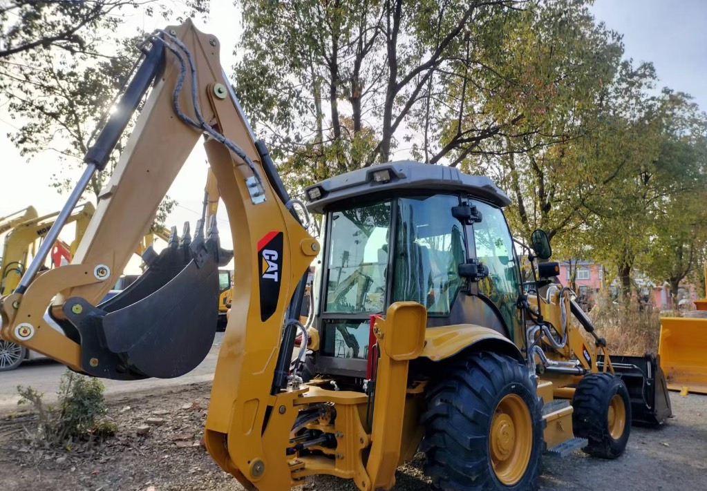 CAT 420 F Caterpillar 420F backhoe loader - Kotrórakodó: 2 kép. CAT 420 F Caterpillar 420F backhoe loader - Kotrórakodó: 2 kép.