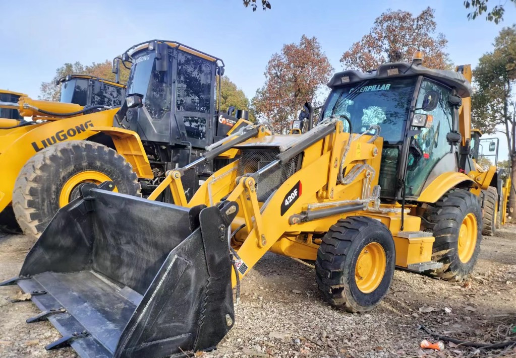 CAT 420 F Caterpillar 420F backhoe loader - Kotrórakodó: 3 kép. CAT 420 F Caterpillar 420F backhoe loader - Kotrórakodó: 3 kép.