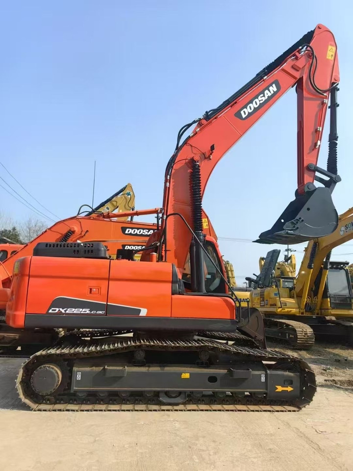 DOOSAN Dx225 - Lánctalpas kotró: 1 kép. DOOSAN Dx225 - Lánctalpas kotró: 1 kép.