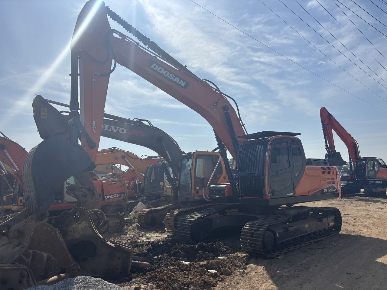 DOOSAN Korea imports doosan DX225 - Lánctalpas kotró: 3 kép. DOOSAN Korea imports doosan DX225 - Lánctalpas kotró: 3 kép.