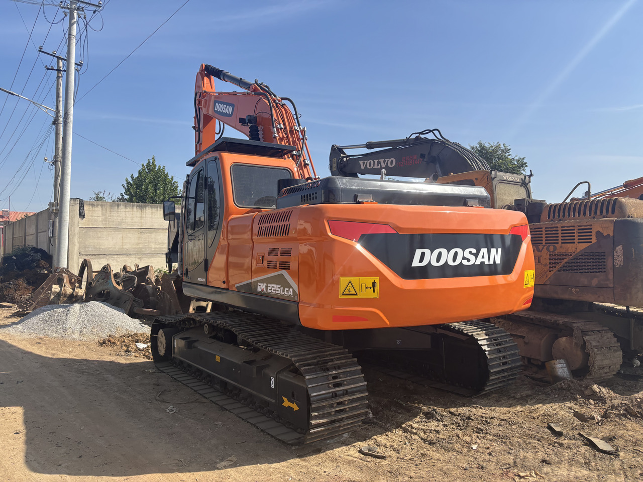 DOOSAN Korea imports doosan DX225 - Lánctalpas kotró: 2 kép. DOOSAN Korea imports doosan DX225 - Lánctalpas kotró: 2 kép.