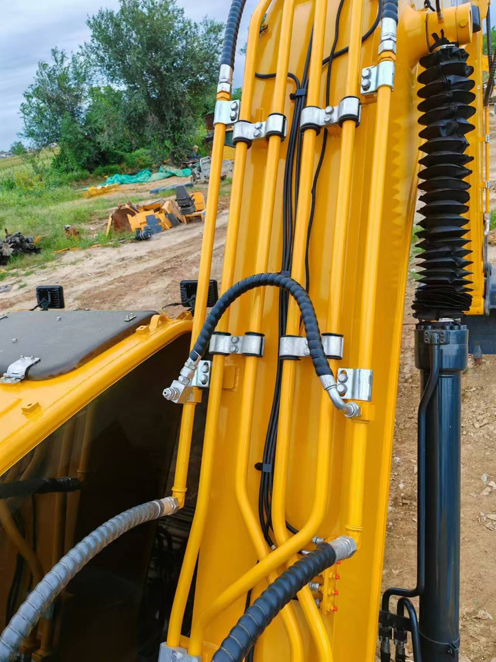 Hyundai Hyundai 220 LC-9 S - Lánctalpas kotró: 3 kép. Hyundai Hyundai 220 LC-9 S - Lánctalpas kotró: 3 kép.