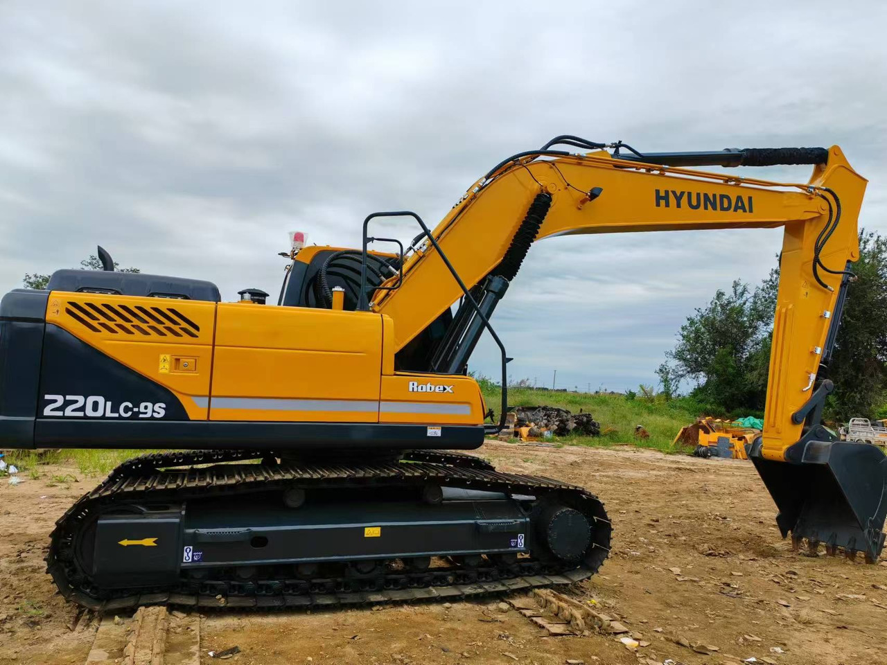 Hyundai Hyundai 220 LC-9 S - Lánctalpas kotró: 1 kép. Hyundai Hyundai 220 LC-9 S - Lánctalpas kotró: 1 kép.