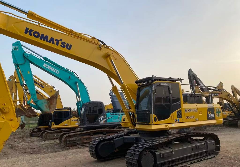 KOMATSU PC 450-8 - Lánctalpas kotró: 4 kép. KOMATSU PC 450-8 - Lánctalpas kotró: 4 kép.