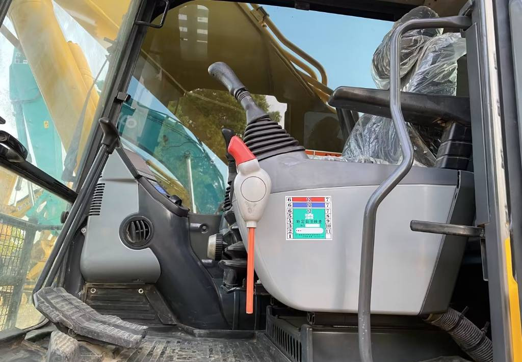 KOMATSU PC 450-8 - Lánctalpas kotró: 5 kép. KOMATSU PC 450-8 - Lánctalpas kotró: 5 kép.