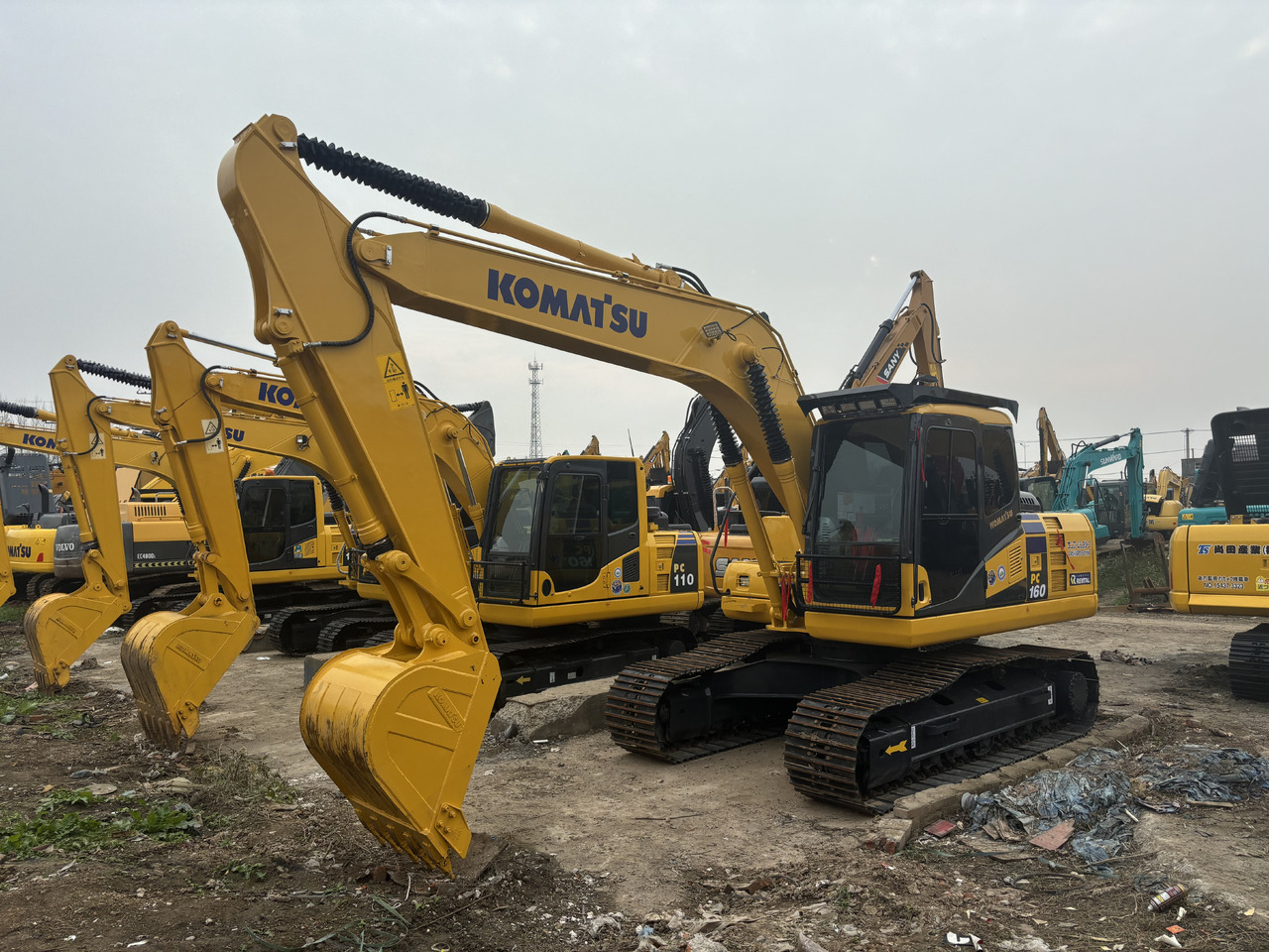 KOMATSU PC160 - Lánctalpas kotró: 4 kép. KOMATSU PC160 - Lánctalpas kotró: 4 kép.