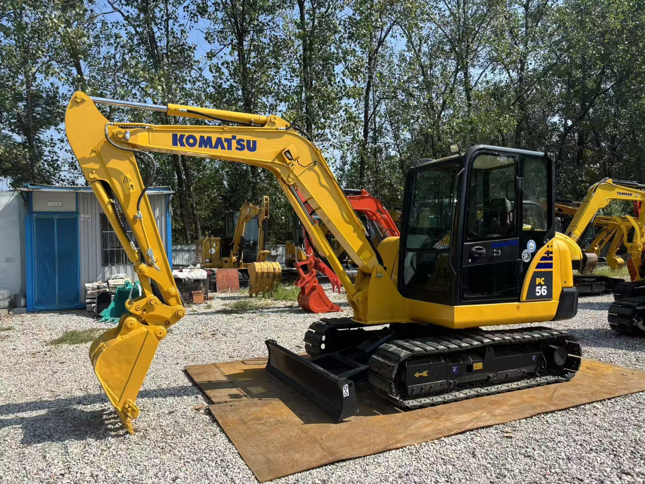 KOMATSU PC56 - Minikotró: 2 kép. KOMATSU PC56 - Minikotró: 2 kép.