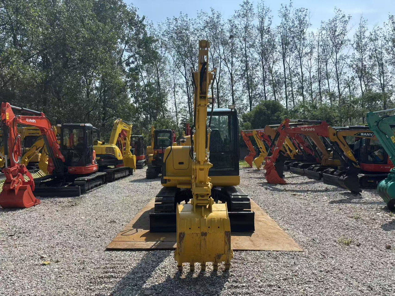 KOMATSU PC56 - Minikotró: 3 kép. KOMATSU PC56 - Minikotró: 3 kép.