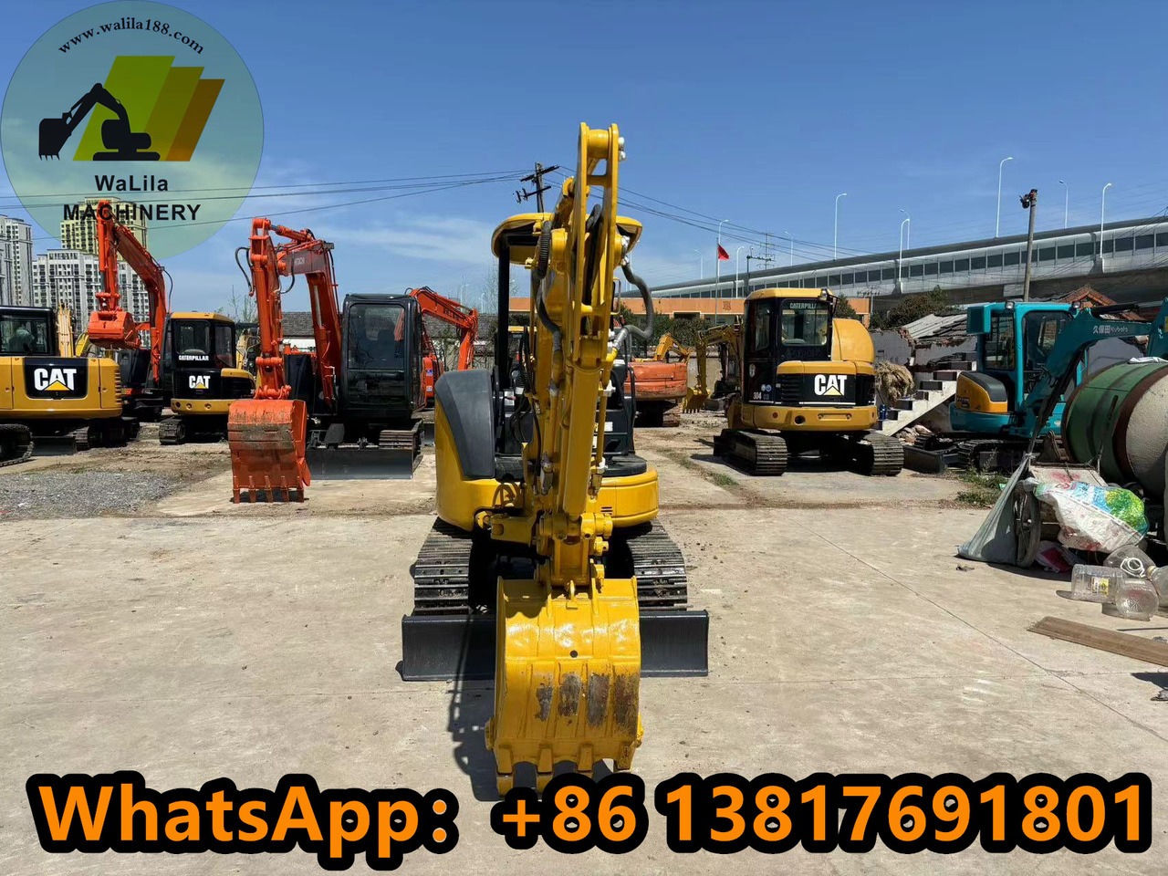 KOMATSU Pc35 - Minikotró: 2 kép. KOMATSU Pc35 - Minikotró: 2 kép.