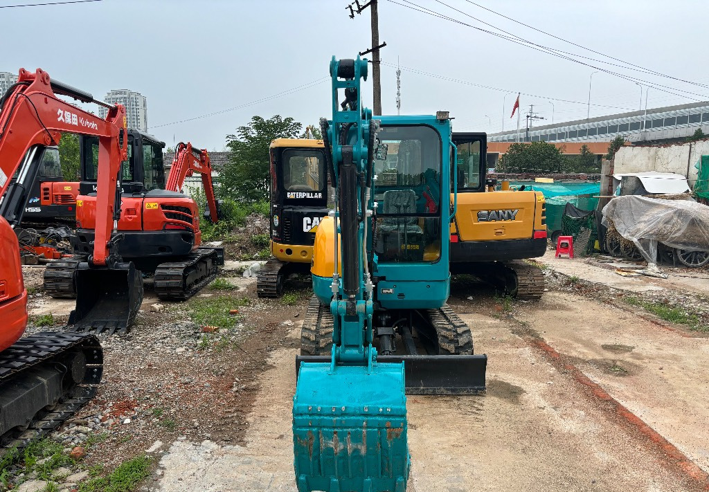 KUBOTA U30 - Minikotró: 2 kép. KUBOTA U30 - Minikotró: 2 kép.