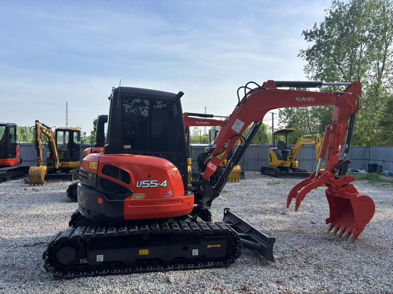 KUBOTA U55-4 - Minikotró: 2 kép. KUBOTA U55-4 - Minikotró: 2 kép.