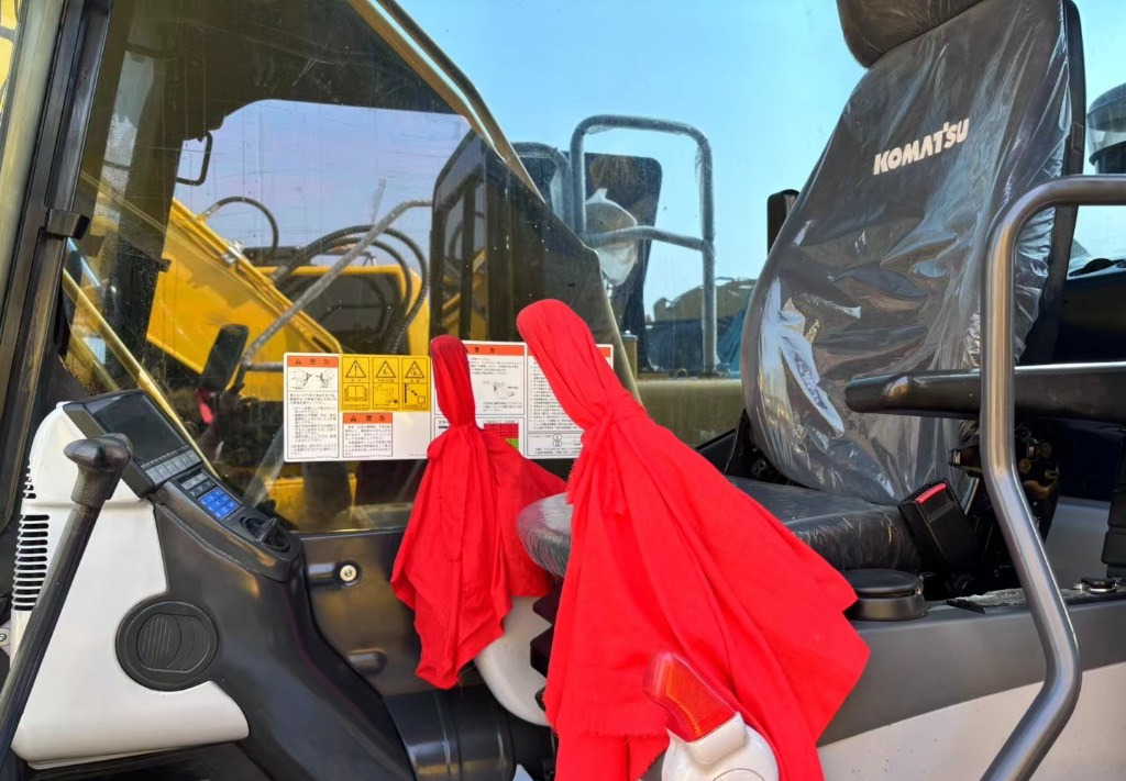 Komatsu PC 210 LC-8 - Lánctalpas kotró: 5 kép. Komatsu PC 210 LC-8 - Lánctalpas kotró: 5 kép.