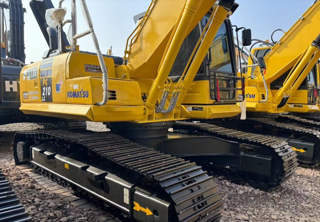 Komatsu PC 210 LC-8 - Lánctalpas kotró: 2 kép. Komatsu PC 210 LC-8 - Lánctalpas kotró: 2 kép.
