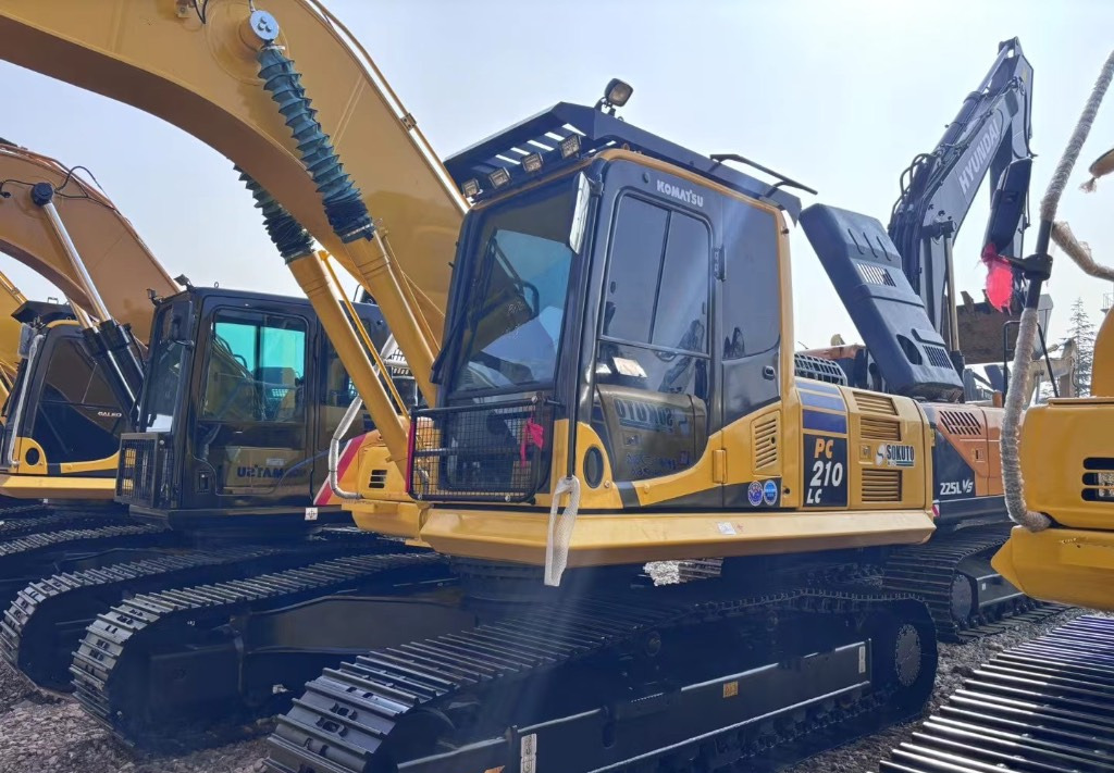 Komatsu PC 210 LC-8 - Lánctalpas kotró: 1 kép. Komatsu PC 210 LC-8 - Lánctalpas kotró: 1 kép.