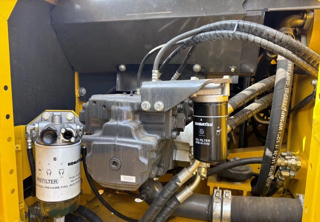 Komatsu PC 210 LC-8 - Lánctalpas kotró: 4 kép. Komatsu PC 210 LC-8 - Lánctalpas kotró: 4 kép.