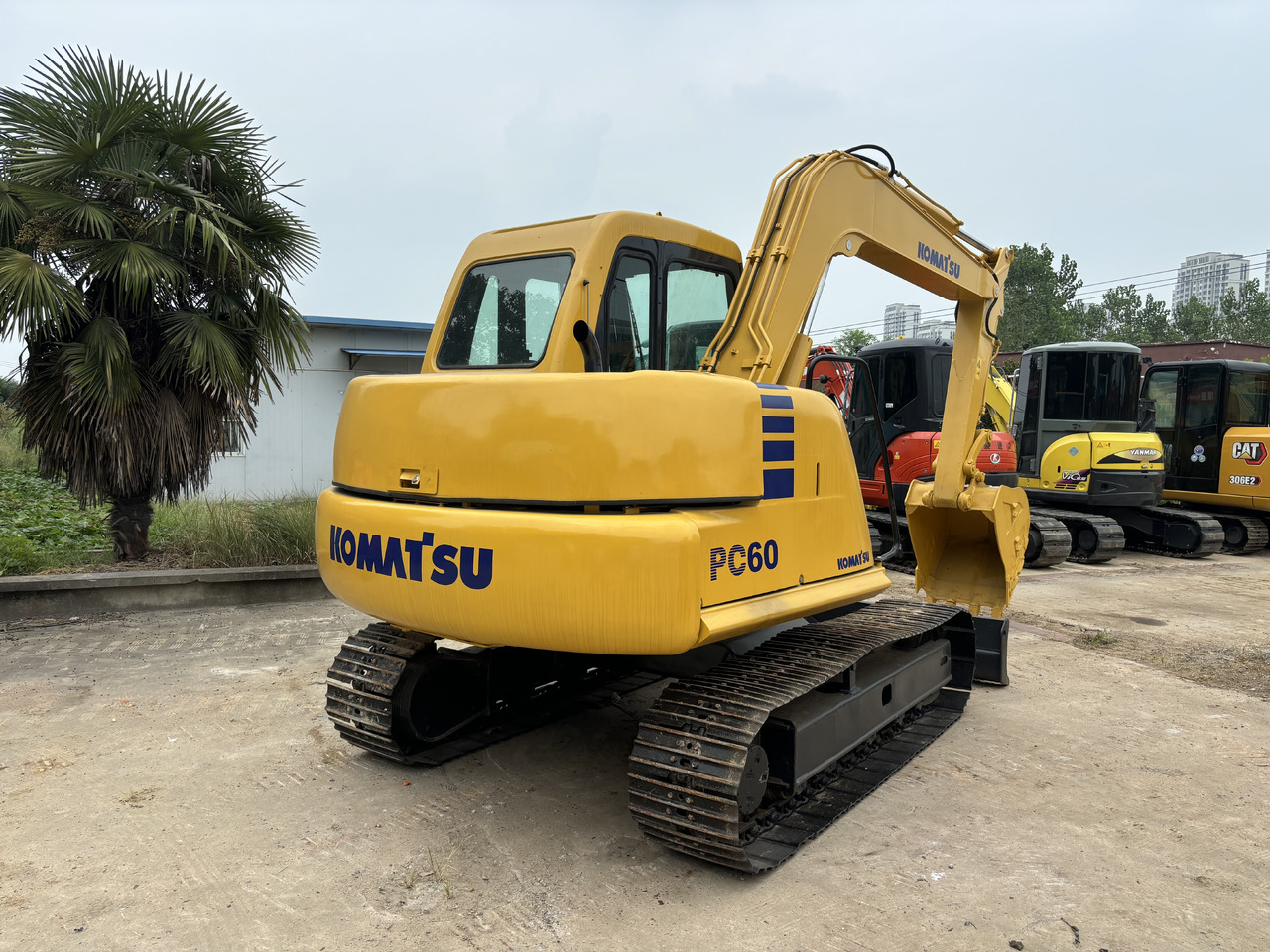 Komatsu PC 60-7 - Minikotró: 2 kép. Komatsu PC 60-7 - Minikotró: 2 kép.