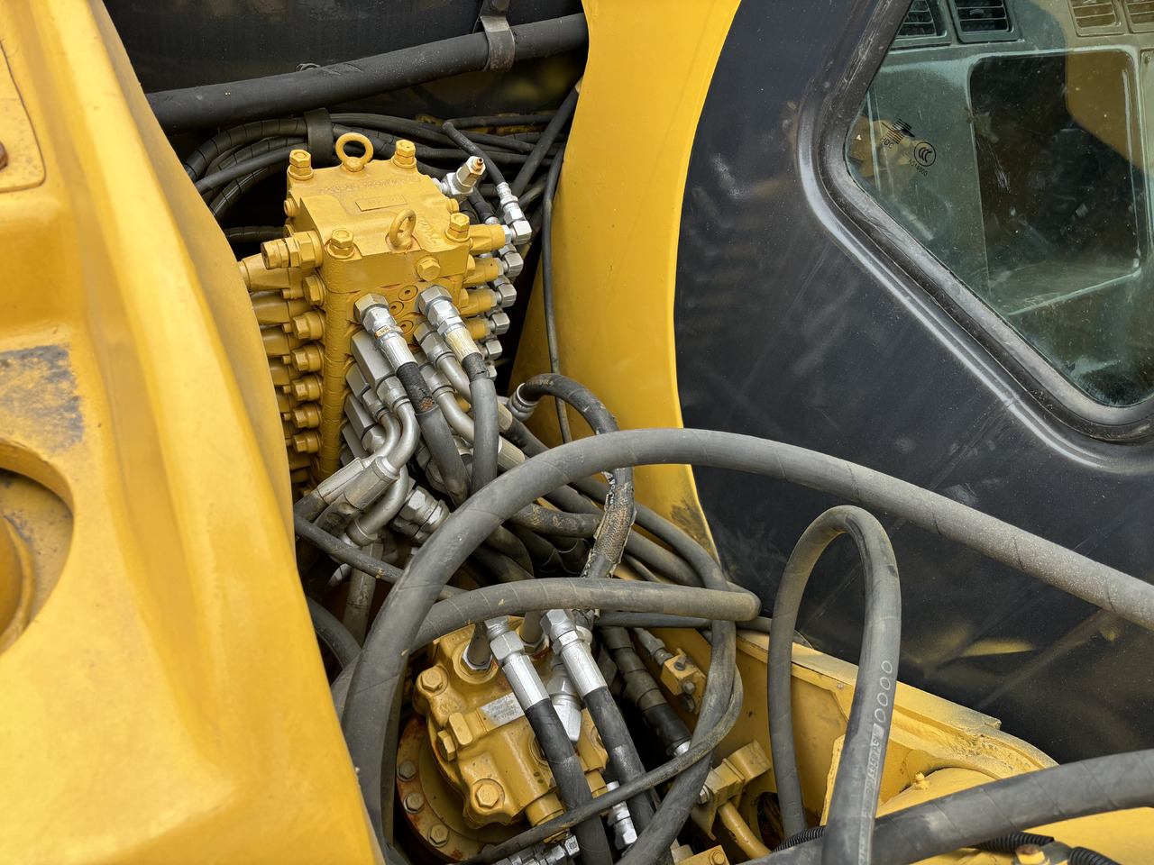 Komatsu PC 60-7 - Minikotró: 5 kép. Komatsu PC 60-7 - Minikotró: 5 kép.