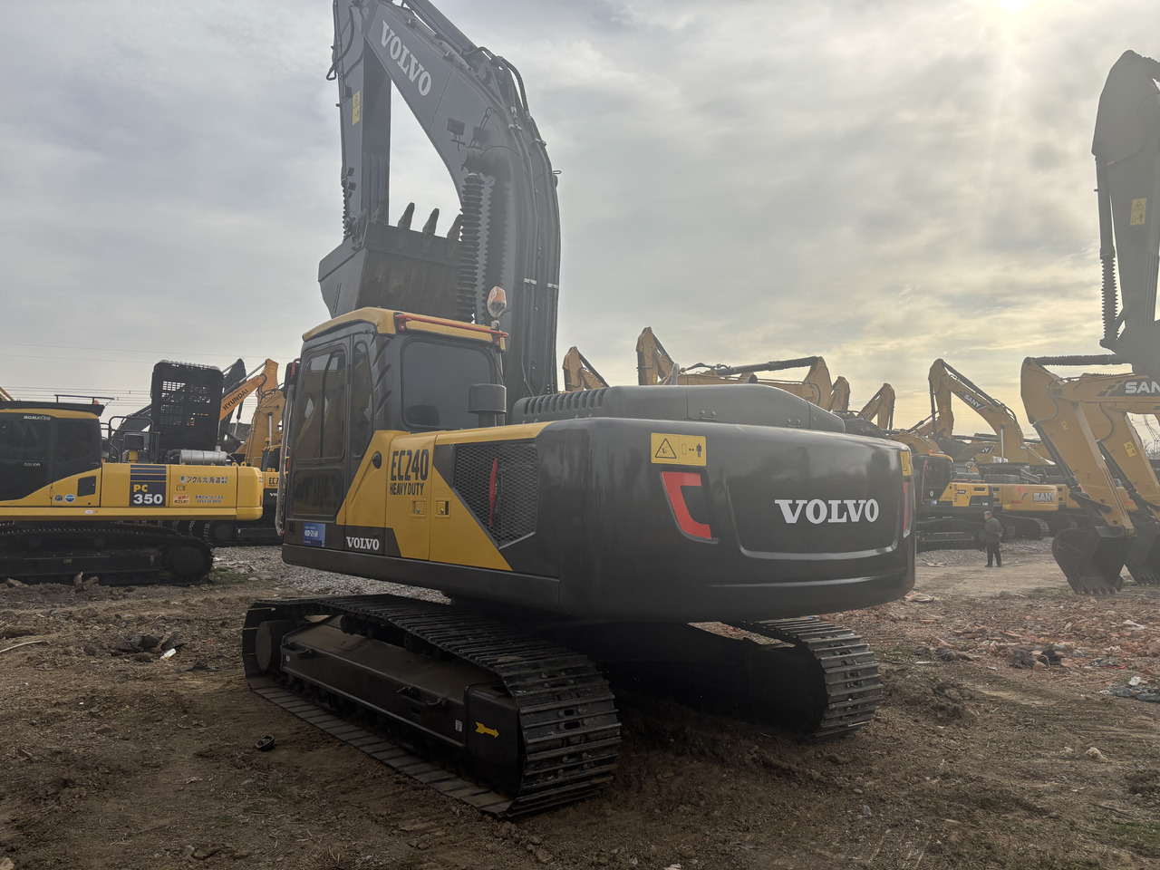 Volvo EC 240 - Lánctalpas kotró: 4 kép. Volvo EC 240 - Lánctalpas kotró: 4 kép.