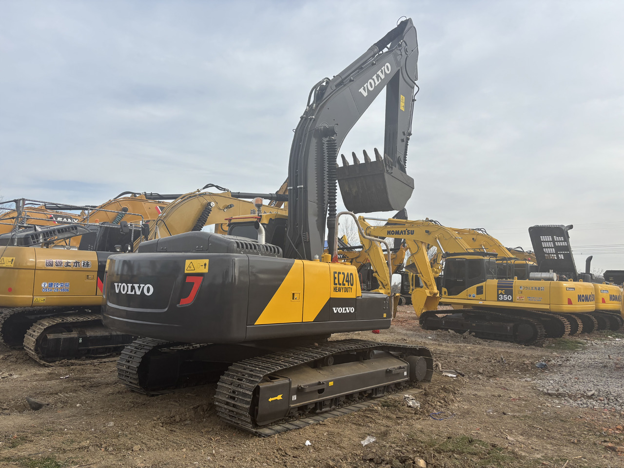 Volvo EC 240 - Lánctalpas kotró: 2 kép. Volvo EC 240 - Lánctalpas kotró: 2 kép.