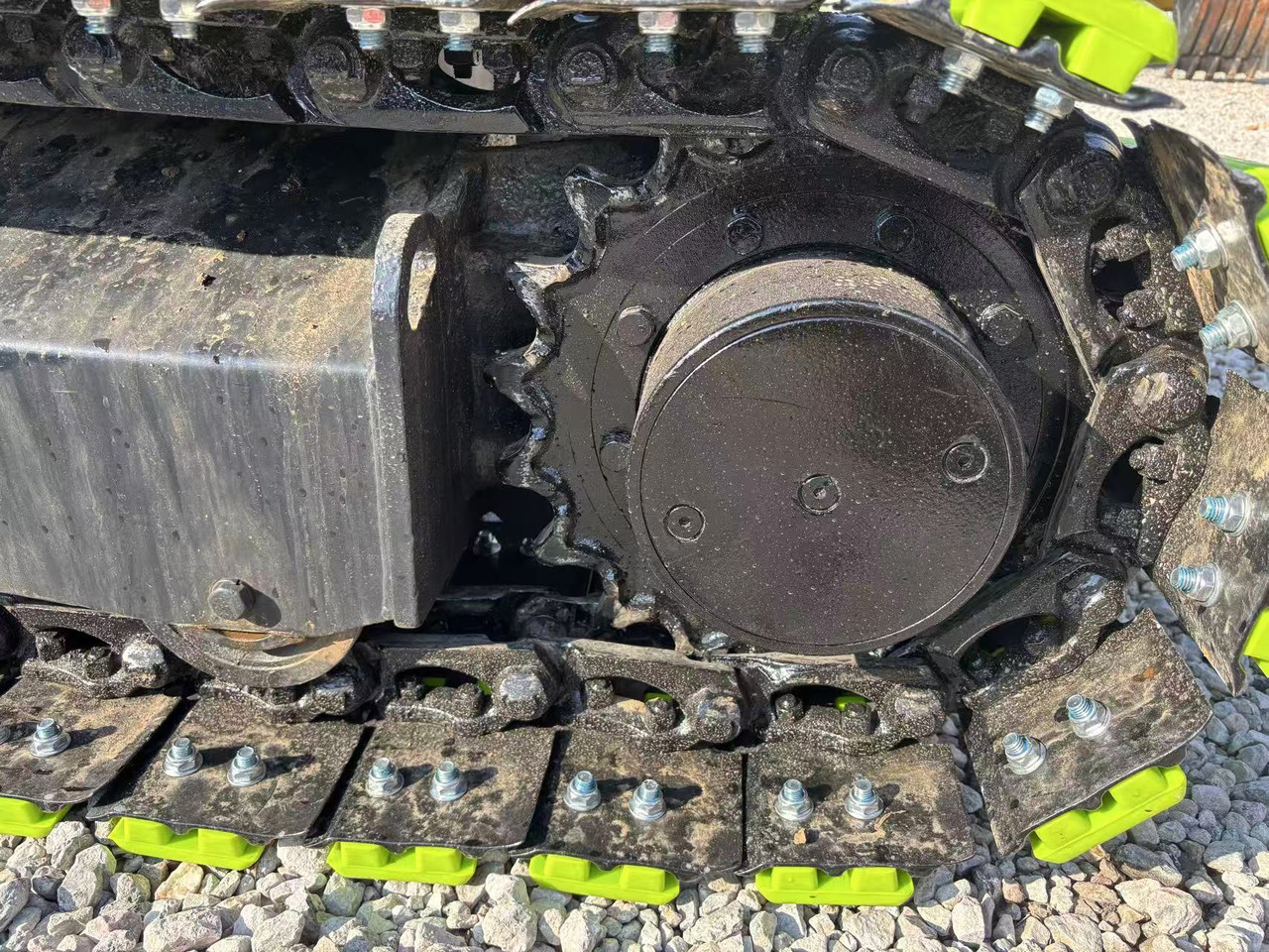 YANMAR VIO55 - Minikotró: 3 kép. YANMAR VIO55 - Minikotró: 3 kép.