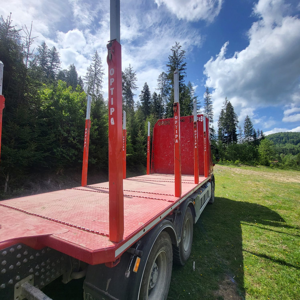 Rönkszállító teherautó, Darus autó a következők szállításához rönkfa VOLVO FMX 500: 13 kép.