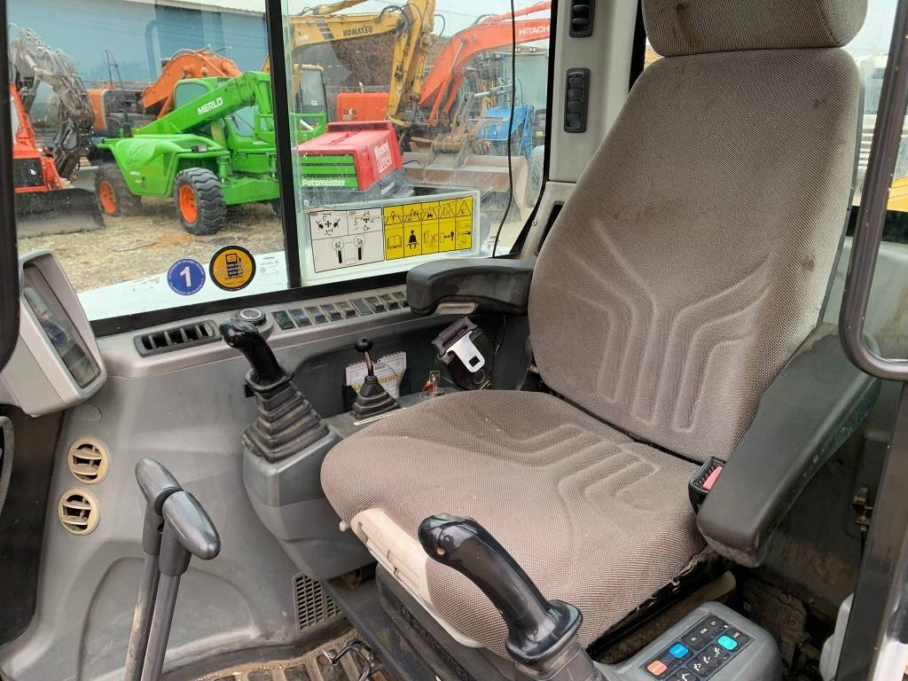 Minikotró Bobcat E 60: 9 kép. Minikotró Bobcat E 60: 9 kép.