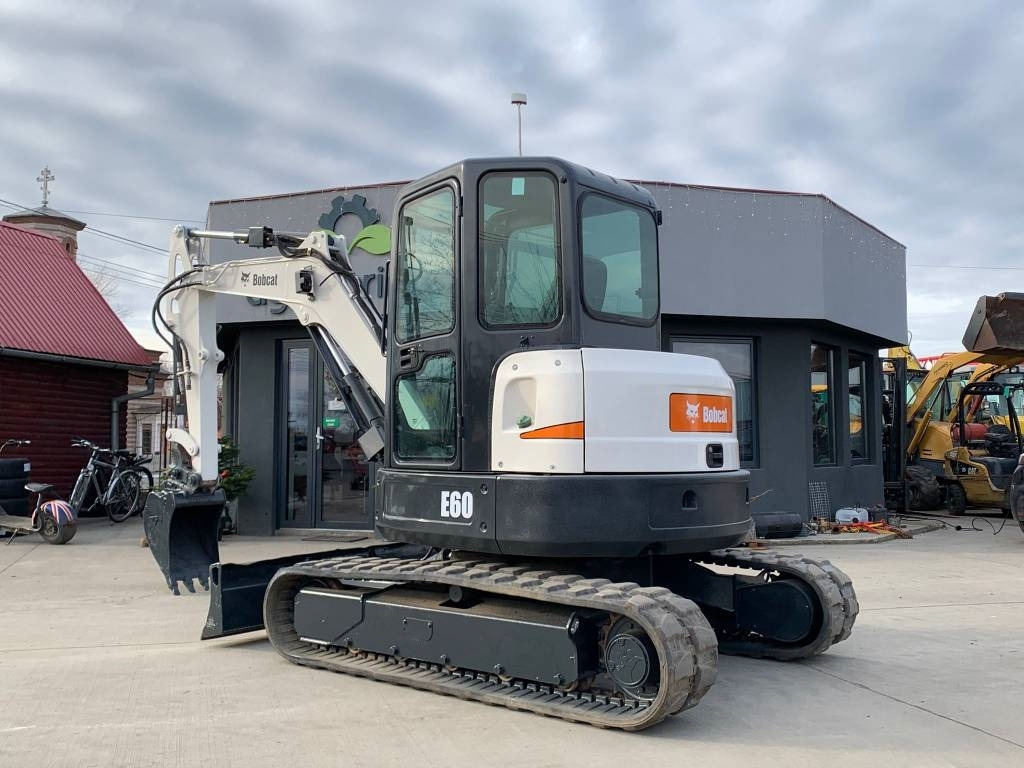 Bobcat E 60 - Minikotró: 3 kép. Bobcat E 60 - Minikotró: 3 kép.