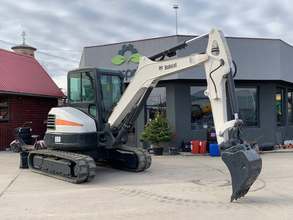 Bobcat E 60 - Minikotró: 5 kép. Bobcat E 60 - Minikotró: 5 kép.