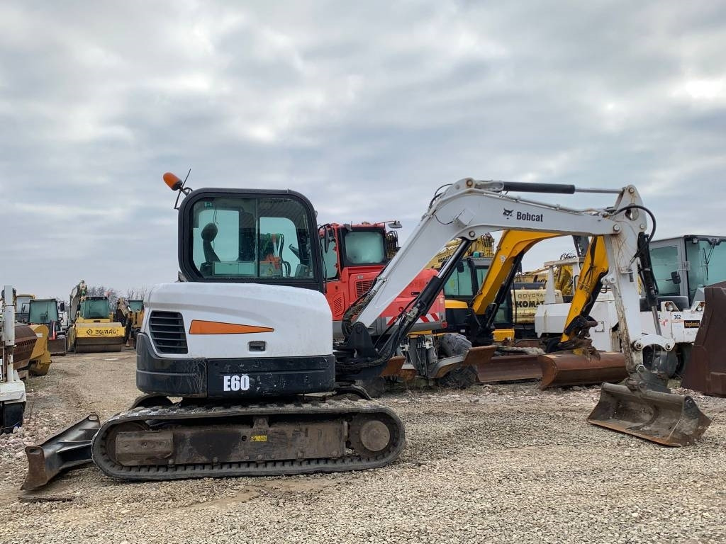 Minikotró Bobcat E 60: 6 kép. Minikotró Bobcat E 60: 6 kép.