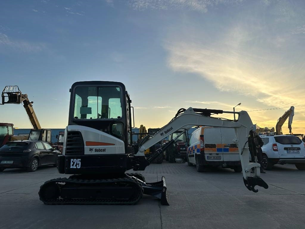 Bobcat E25EM - Minikotró: 5 kép. Bobcat E25EM - Minikotró: 5 kép.