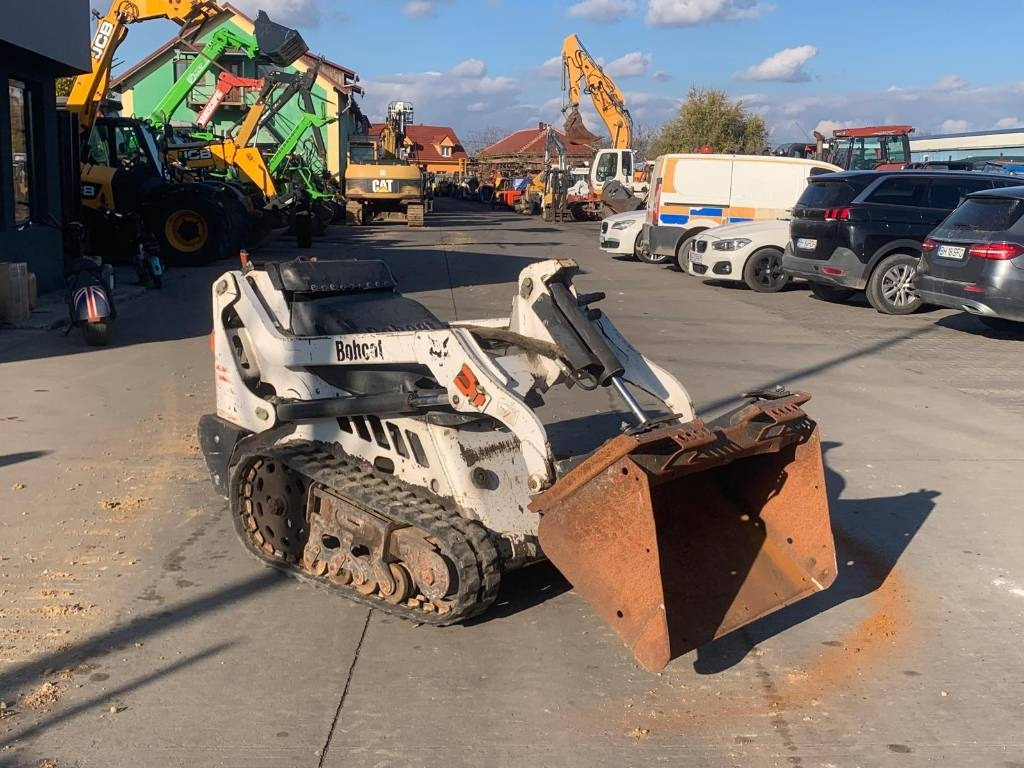 Bobcat MT 50 - Mini homlokrakodó: 1 kép. Bobcat MT 50 - Mini homlokrakodó: 1 kép.