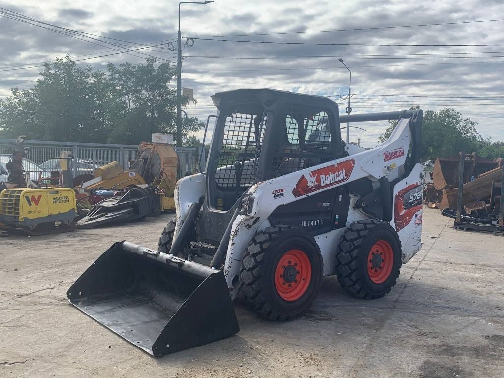 Bobcat S 76 - Mini homlokrakodó: 4 kép. Bobcat S 76 - Mini homlokrakodó: 4 kép.