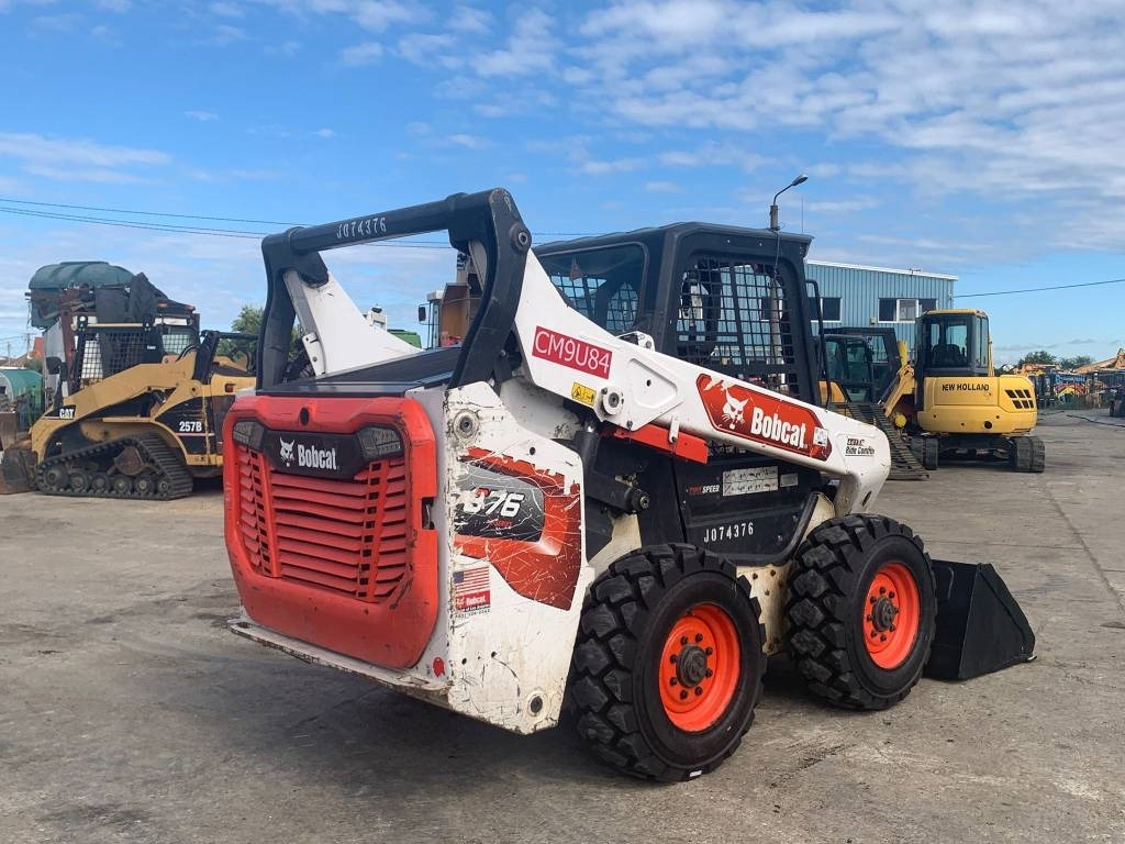 Bobcat S 76 - Mini homlokrakodó: 3 kép. Bobcat S 76 - Mini homlokrakodó: 3 kép.