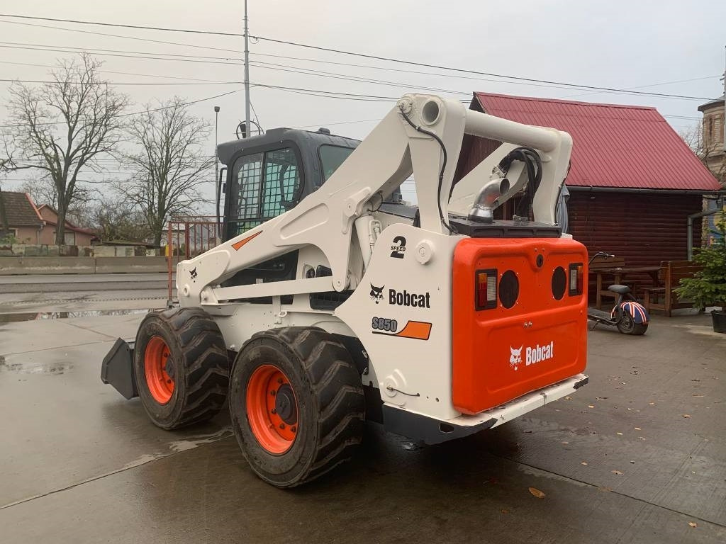 Bobcat S 850 - Mini homlokrakodó: 3 kép. Bobcat S 850 - Mini homlokrakodó: 3 kép.