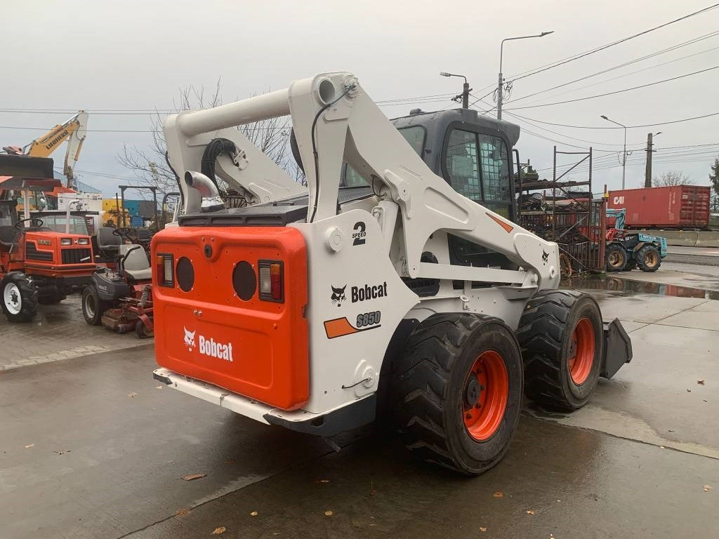 Bobcat S 850 - Mini homlokrakodó: 4 kép. Bobcat S 850 - Mini homlokrakodó: 4 kép.